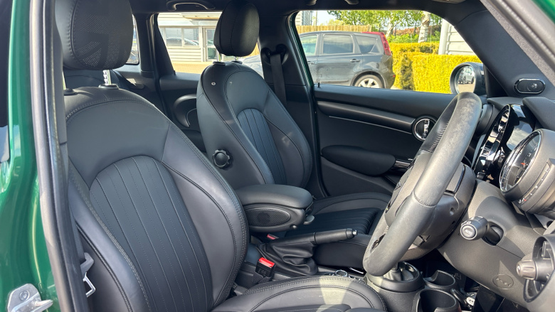 MINI Hatchback 1.5 Cooper Exclusive 5dr Auto Petrol Hatchback